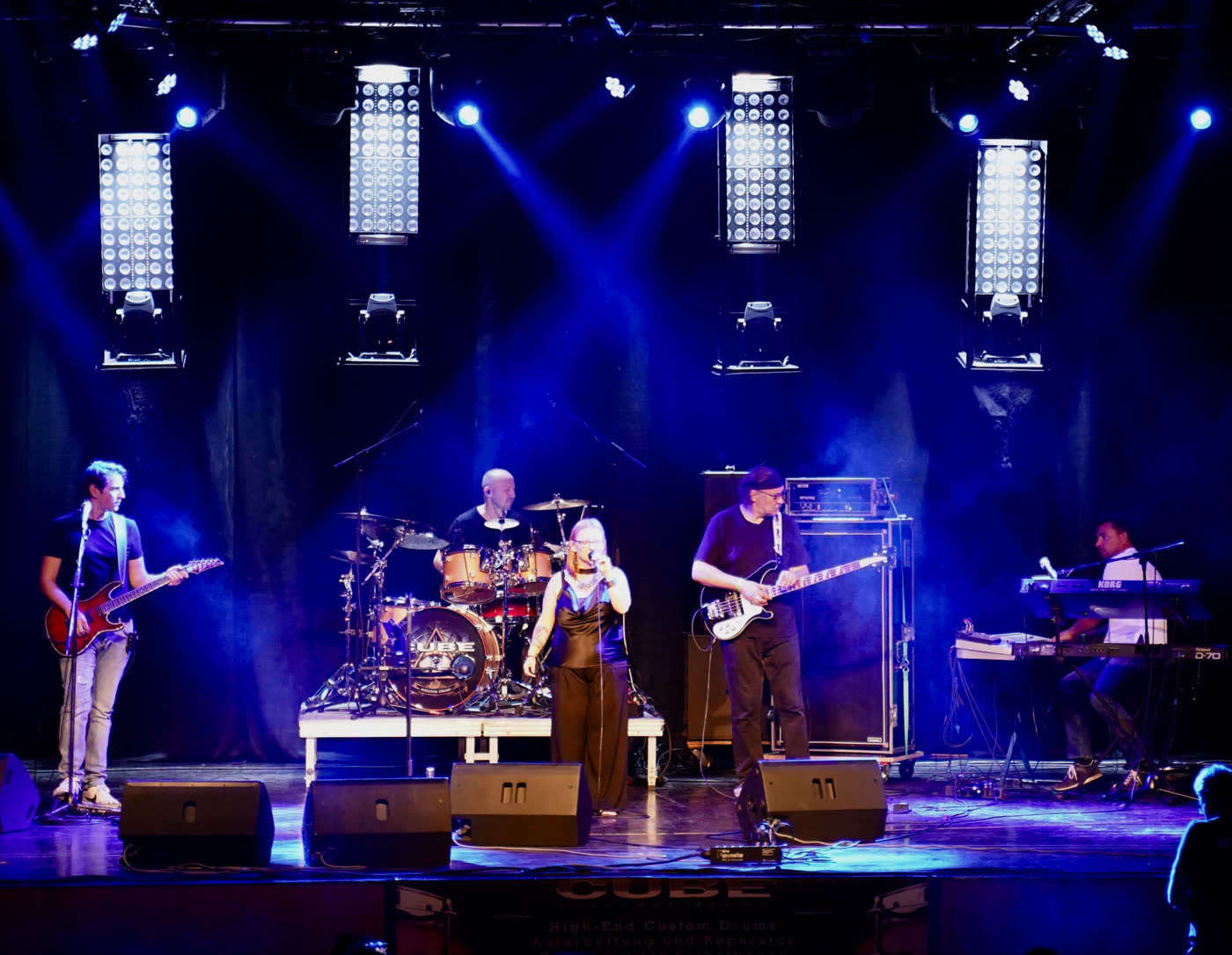 MAYA koncert kék színpadi megvilágításban