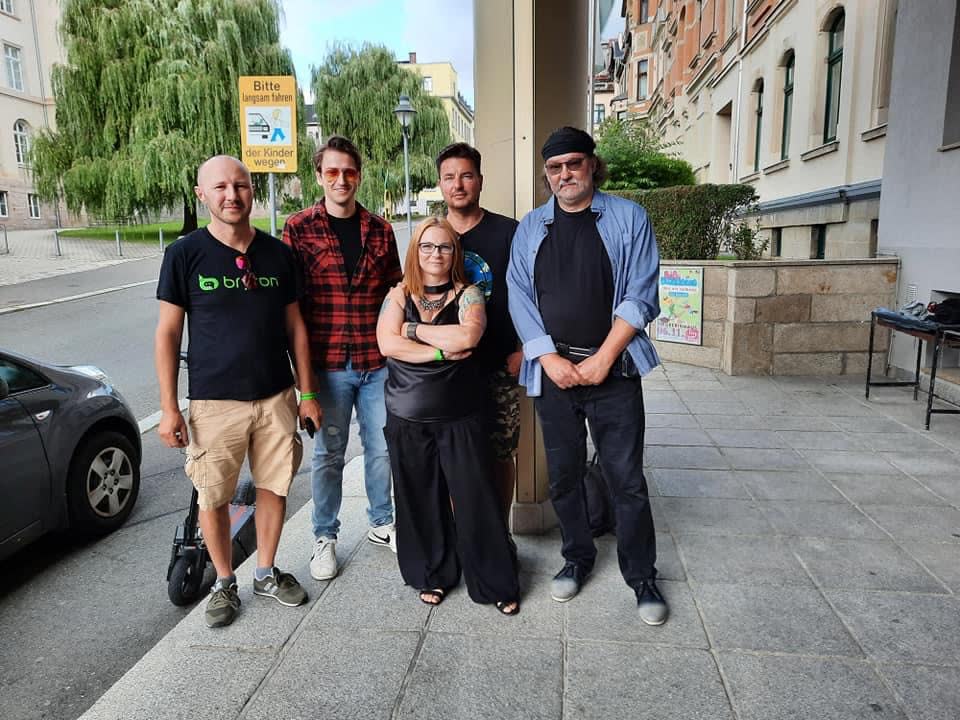 A MAYA tagjai a fellépés helyszíne előtt