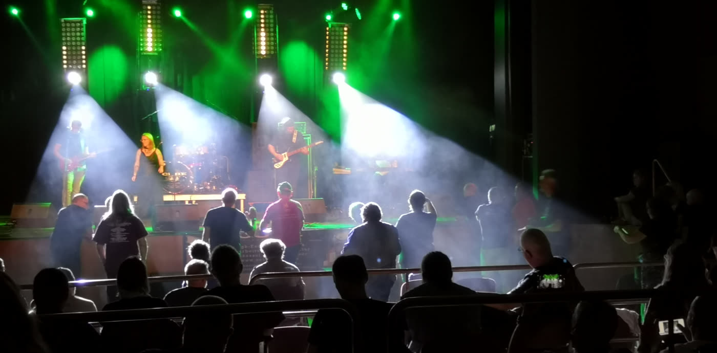 MAYA koncert zöld fényekkel, a közönség soraiból