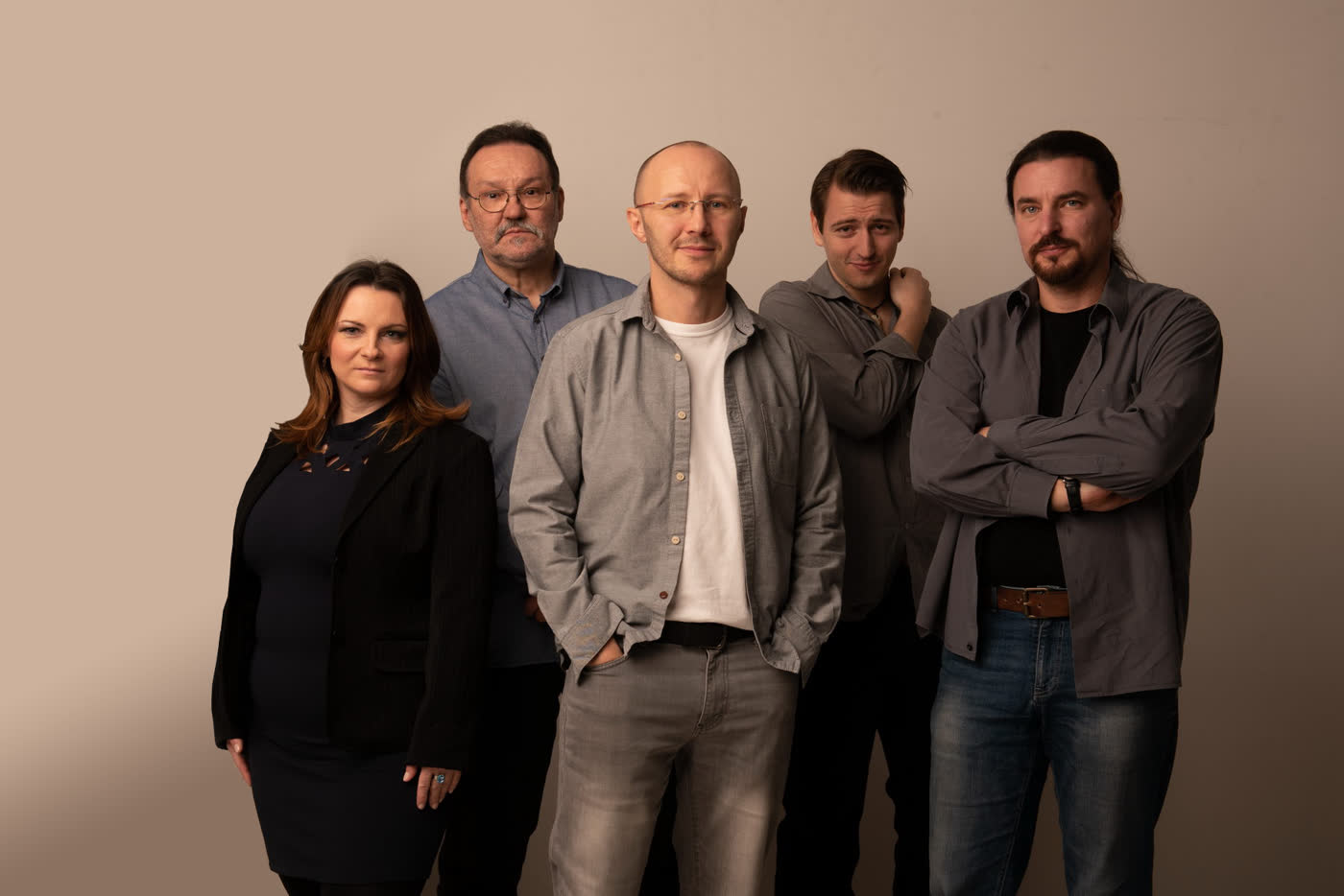 MAYA zenekar csoportkép világos háttérrel