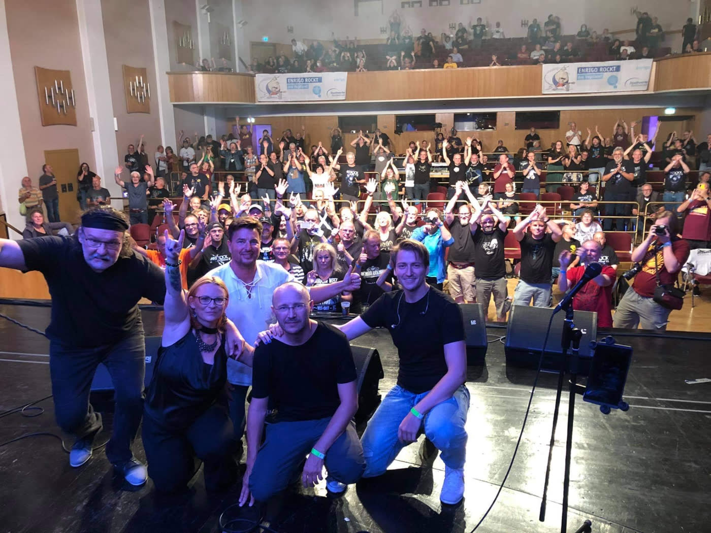 A zenekar a közönséggel a koncert végén