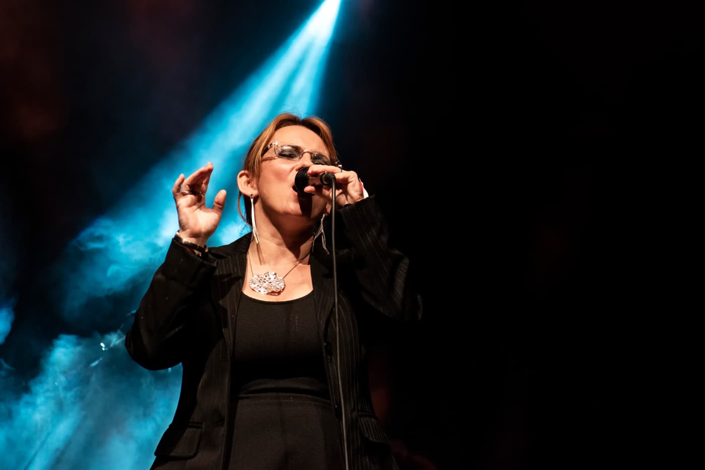 Garda Zsuzsa énekel kék színpadi fénycsóvában