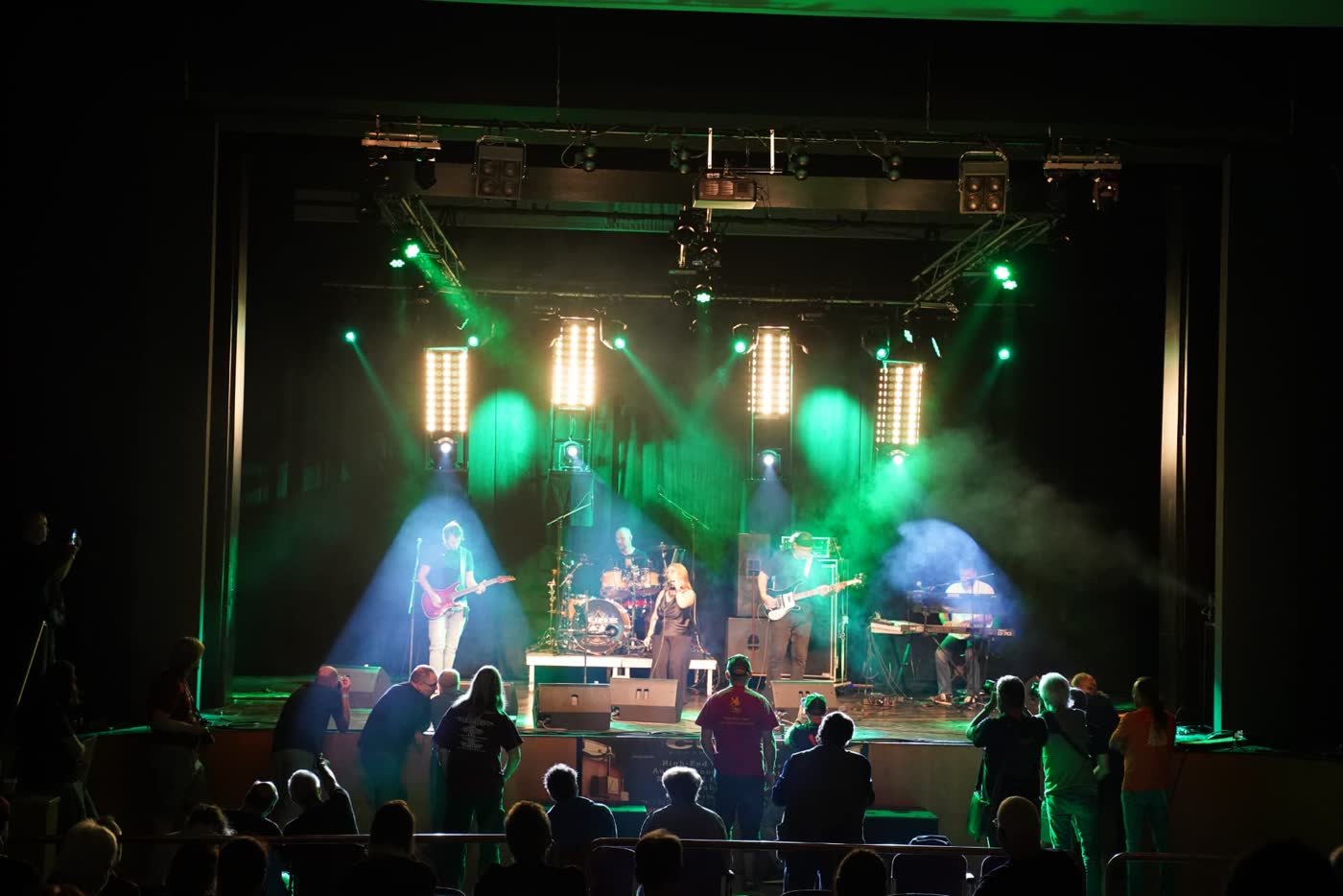 MAYA koncert zöld fényekkel és színpadi füsttel